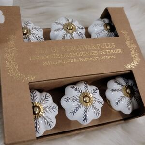 ✨️Beautiful Ceramic White and Gold Floral 6pc Drawer Pulls Made In India ✨️